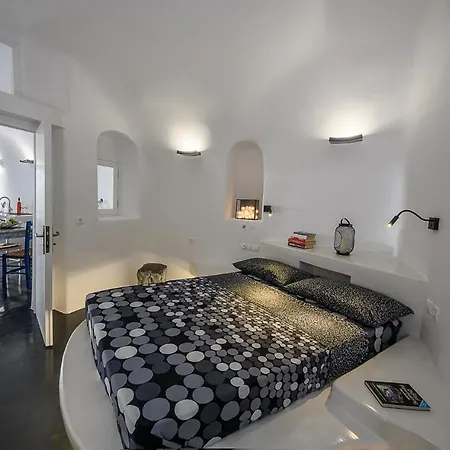 The Luna Caverns Apartment Fira (Santorini)