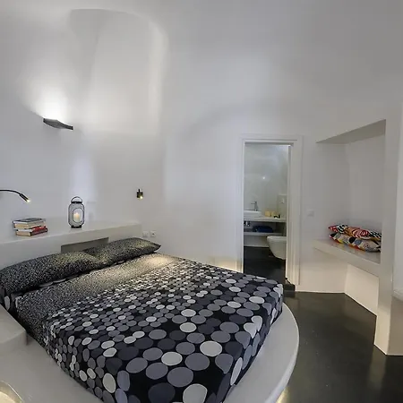The Luna Caverns Apartment Fira (Santorini)